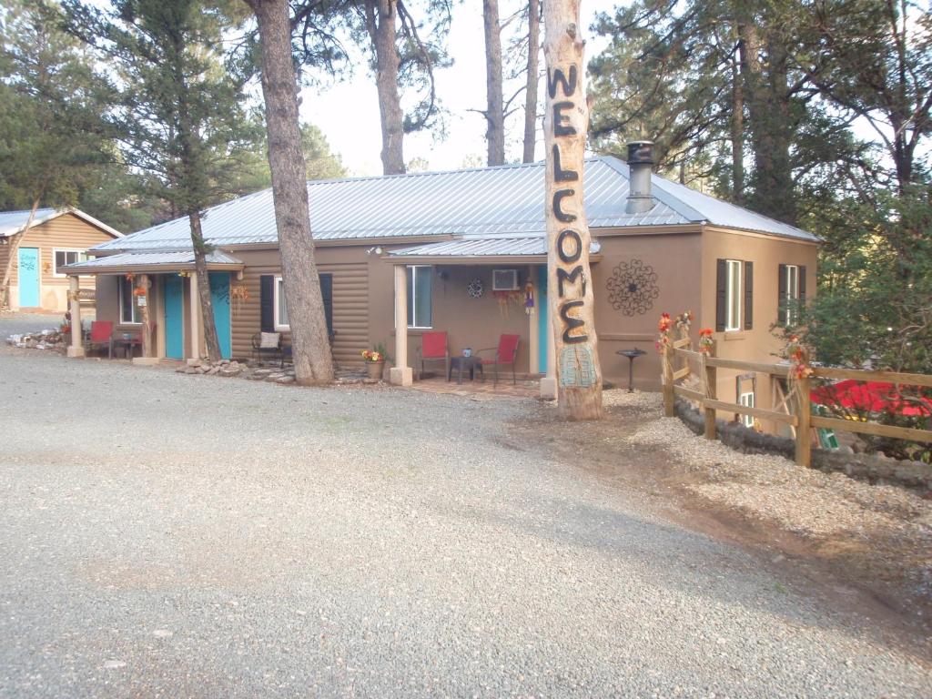 Enchanted Hideaway Cabins and Cottages — Hotel in Ruidoso (NM)