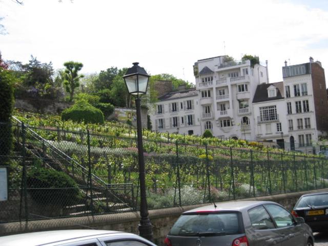 Quiet apartment hill of Montmartre - 2