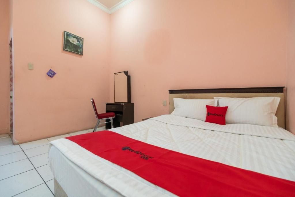 RedDoorz near Silangit International Airport photo