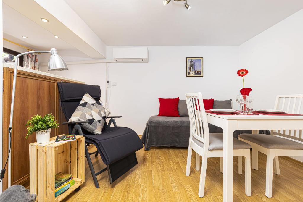 Peaceful Riverside Studio with private Patio Garden Center, Plovdiv