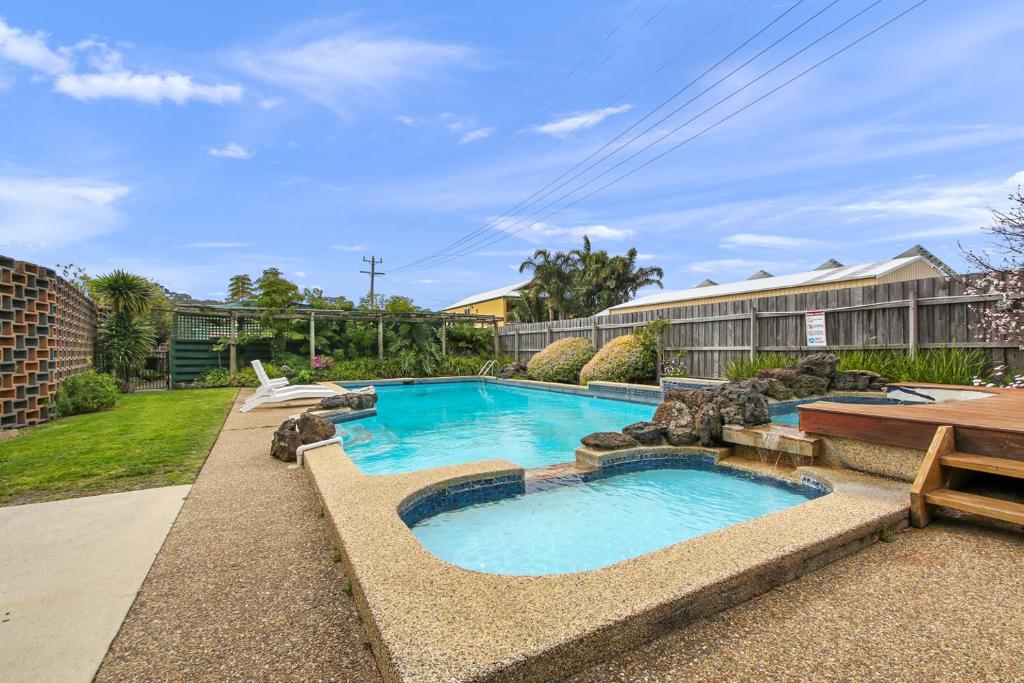 Comfort Inn & Suites Lakes Entrance スイミングプール
