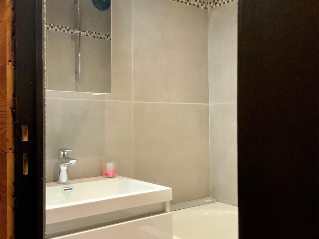 Appartement Rénové à Val Thorens - 4 Pers, 1 Ch + Cabine, Wifi, Skis aux Pieds, Balcon - FR-1-637-44 - 4
