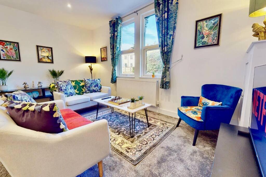 Funky 2 Bed (split level) Apartment in the Heart of Historic Rochester, Strood