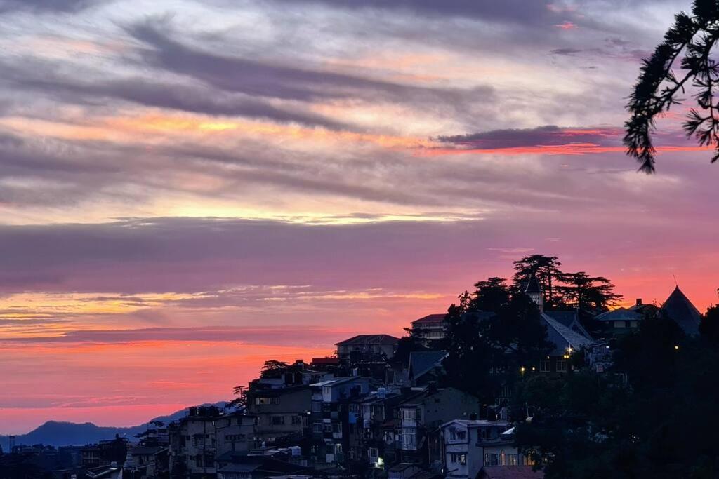 Rustic Hut in central Mall Road - Rockpoint — Hotel in Shimla