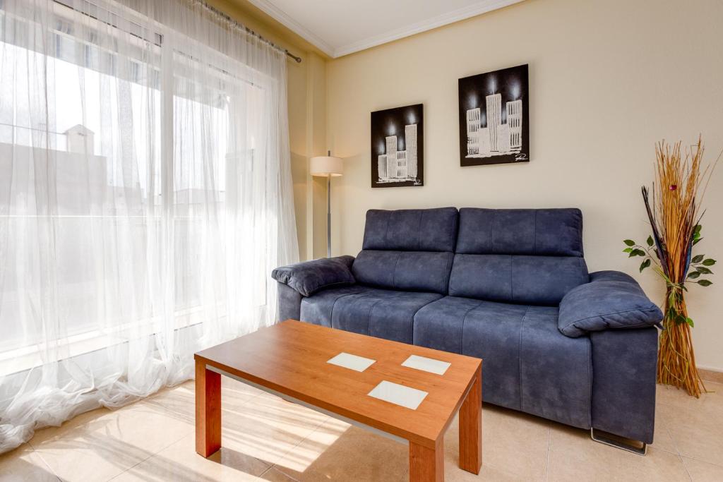 Sunny Casita, Torrevieja, Modern 2 Bed Top Floor Apartment - 3