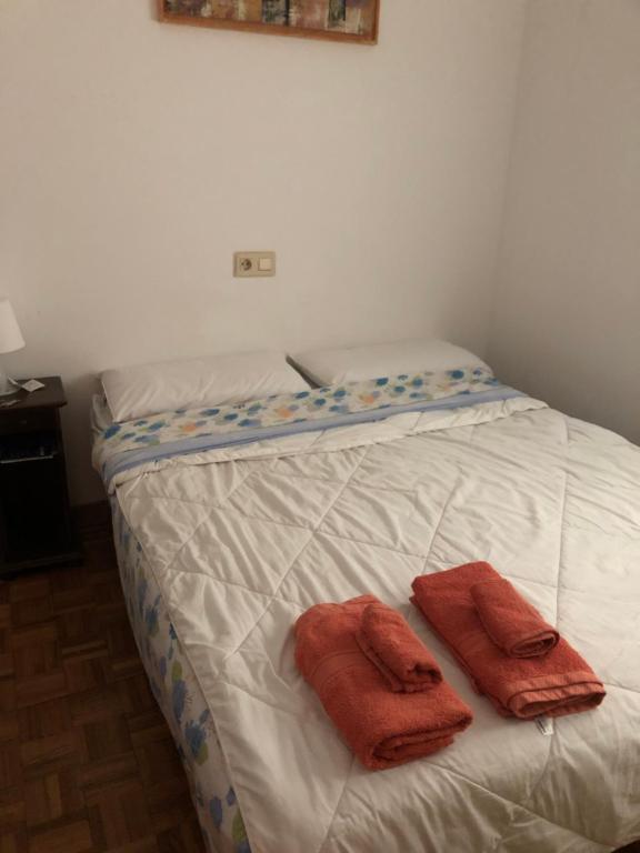 Habitacion doble en Figueres con bano compartido — Hotel in Figueres