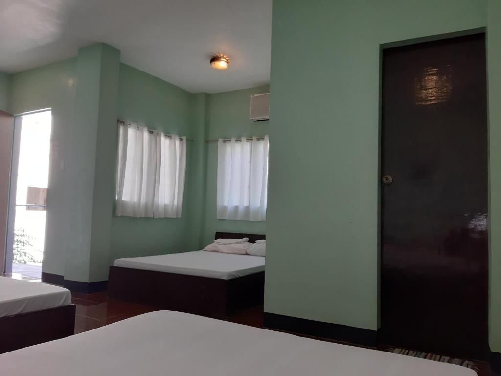 Angel and Marie's Basic ACroom for 3 - 6 pax photo