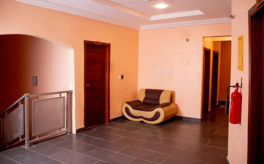 El-King Home Lodge, hotel in Afwerasi