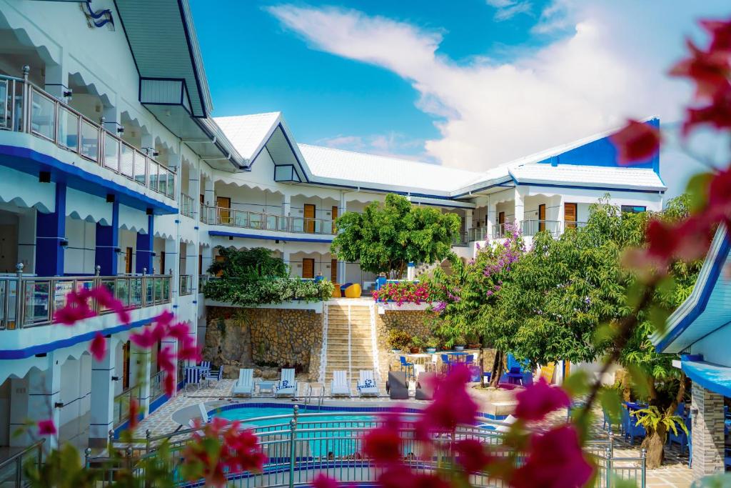 Santiago Cove Hotel and Restaurant photo