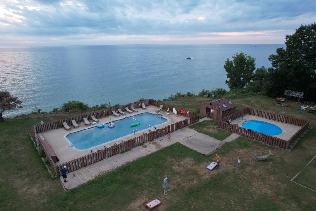 Lake Bluff Inn and Suites photo