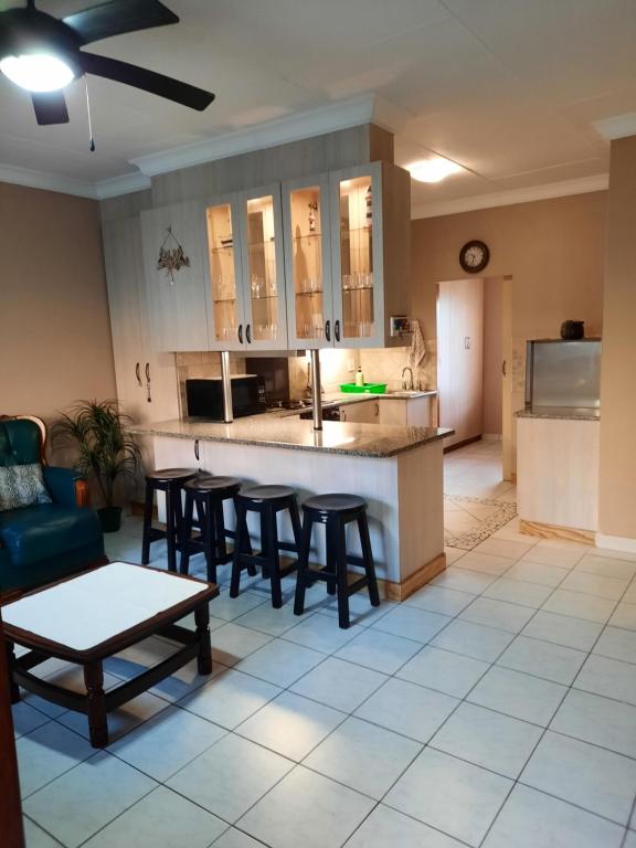 Uvongo square Unit 24 — Hotel in Margate