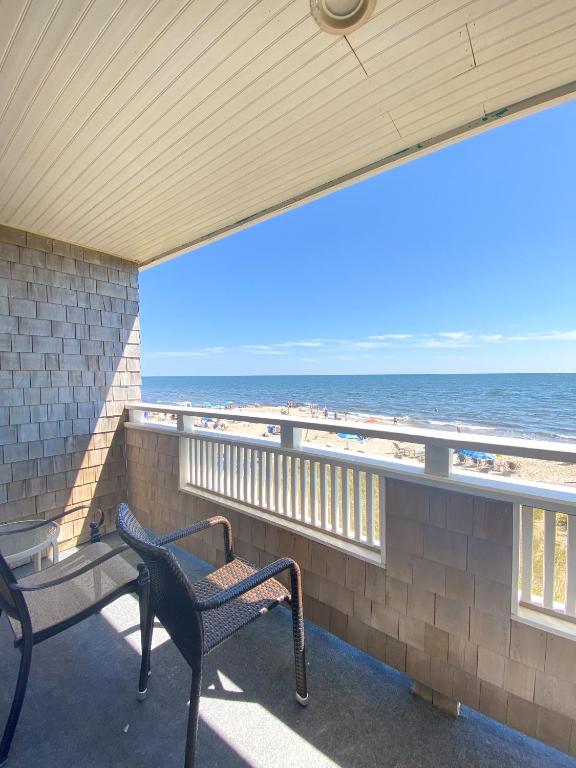 Seashell Motel, Dennis