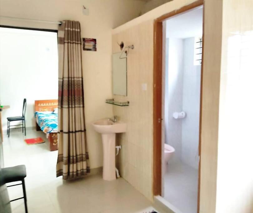 Secured Studio Apartment near Airport AC WiFi Oven photo