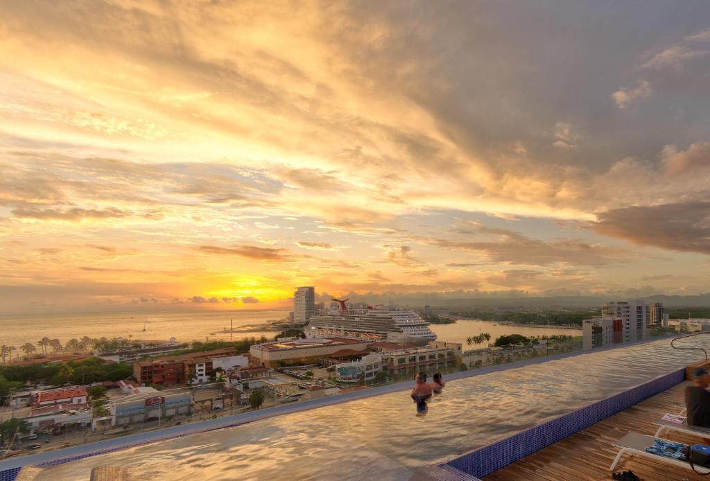 ¡Hermoso Condo con espectacular vista a la bahia!! photo