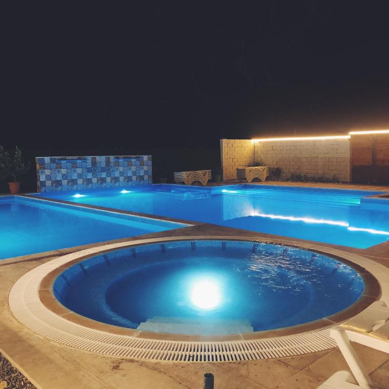 Laguna House next to Pool at Bazaleti Lake — Hotel in Gori City
