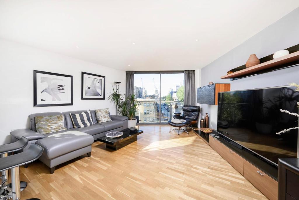 Stunning 1 bedroom flat near South Quay — Hotel in London