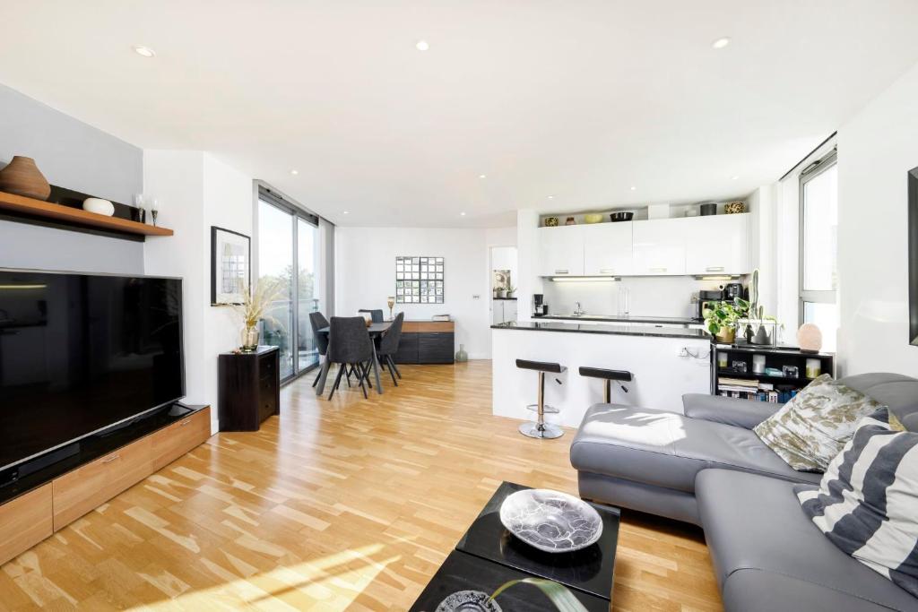 Stunning 1 bedroom flat near South Quay photo