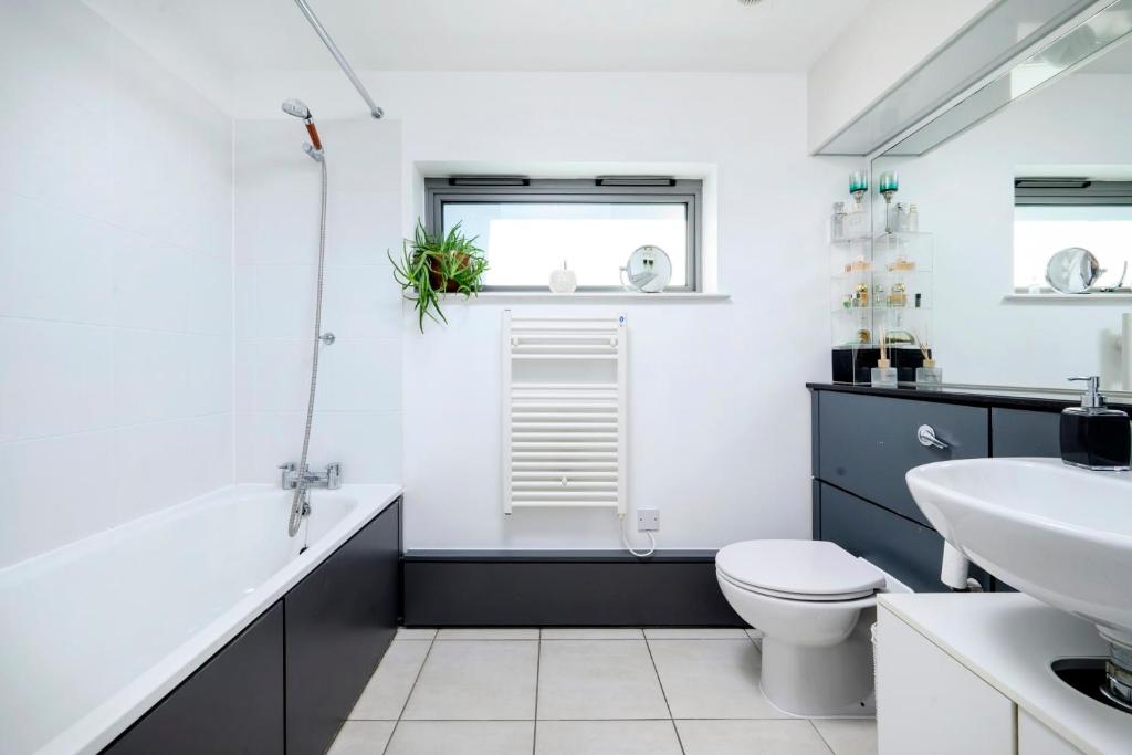 Stunning 1 bedroom flat near South Quay photo