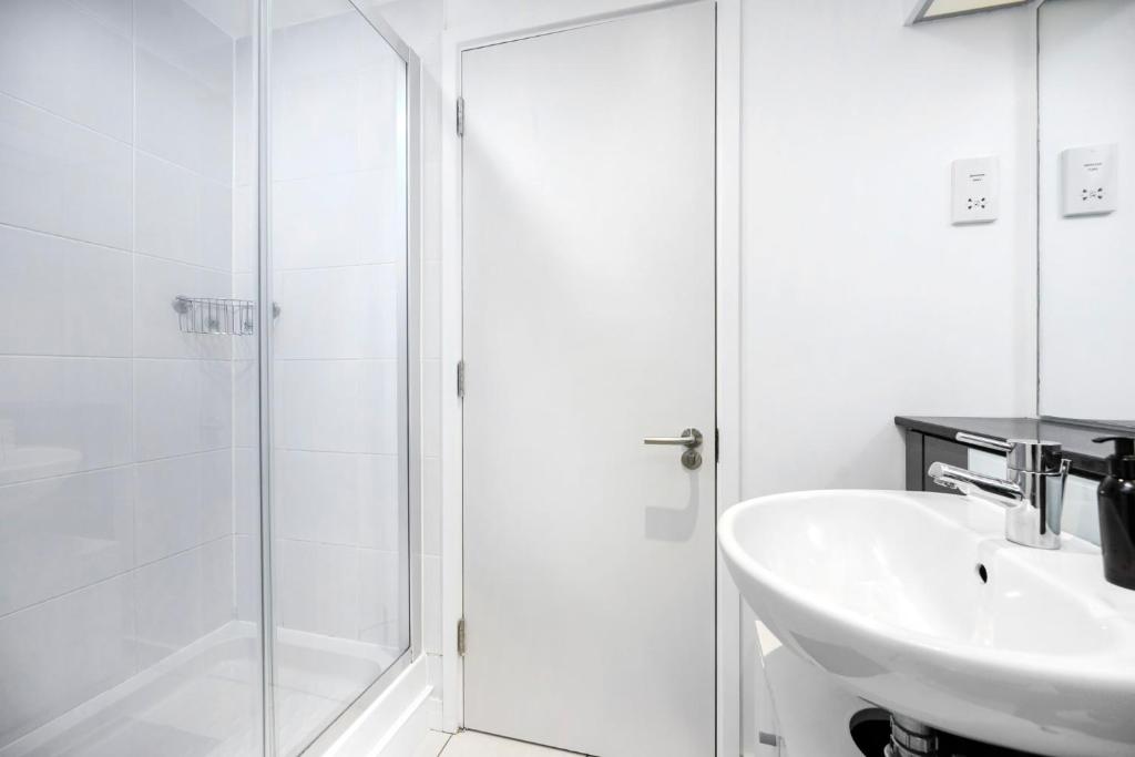 Stunning 1 bedroom flat near South Quay photo