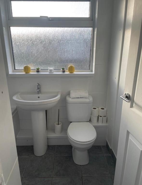 Cozy Flat 15 Mins from City Centre with Parking photo