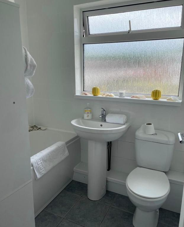 Cozy Flat 15 Mins from City Centre with Parking photo