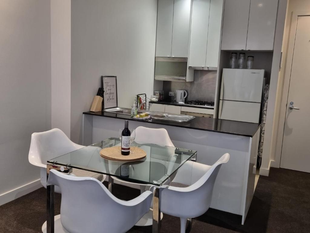Collins central 2-bd apartment with pre-reserve parking, Melbourne