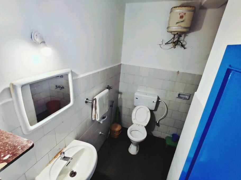 1 BHK at City centre, touch to Road & Shopping hub photo