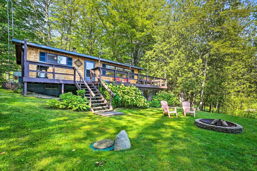 Lakefront Hideaway with Dock, Kayaks, Fire Pit!, Glennie