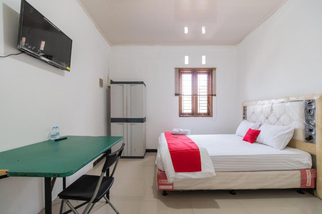 RedDoorz near Terminal Bubulak Bogor