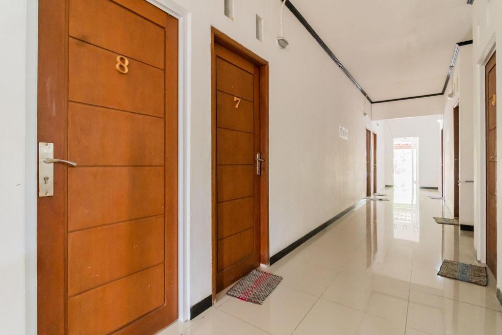 Entrance, RedDoorz near Terminal Bubulak Bogor in Bogor