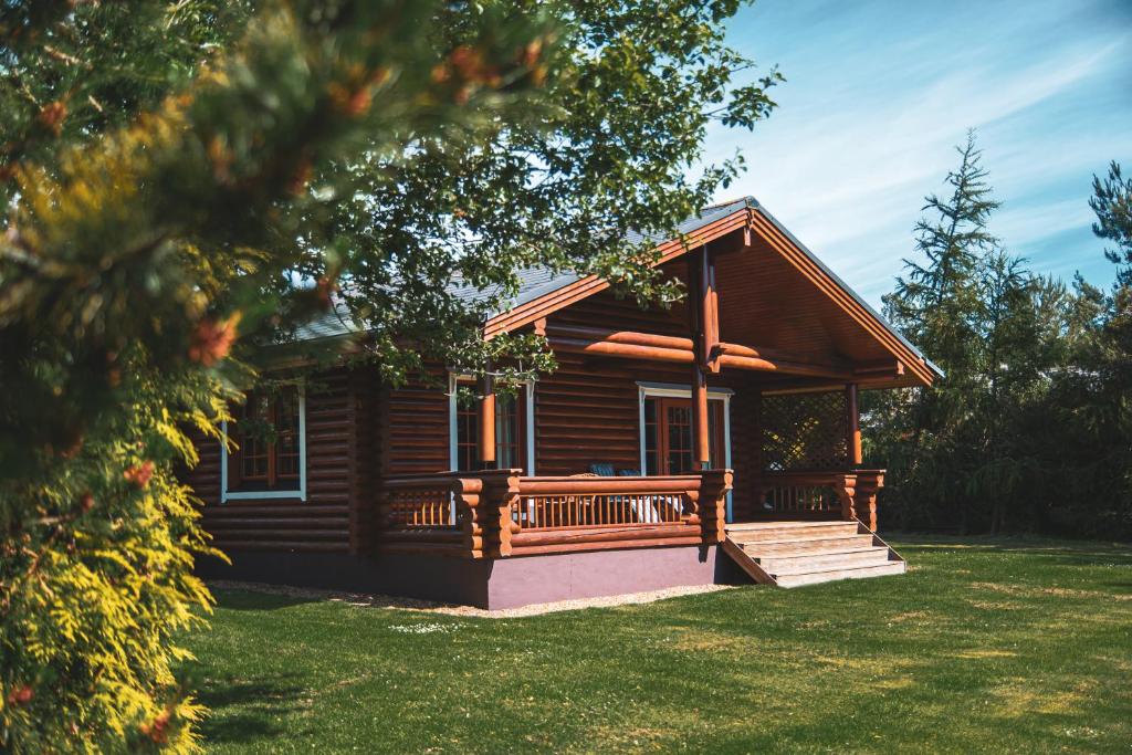 Strathisla - Luxury Two Bedroom Log Cabin with Private Hot Tub & Sauna, Berwick-upon-Tweed