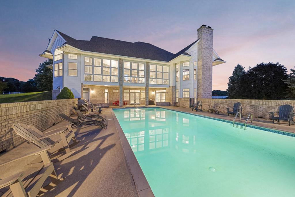 HUGE Crystal Lake 7 Acre Ranch w Pool and Indoor Spa