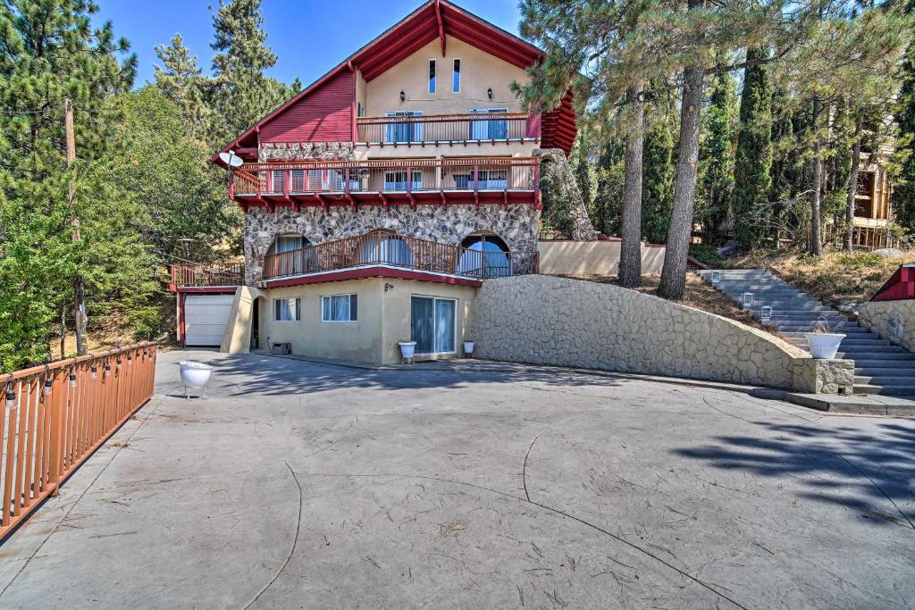 Chateau Near Lake Arrowhead with Stunning Views — Hotel in Lake Arrowhead (CA)