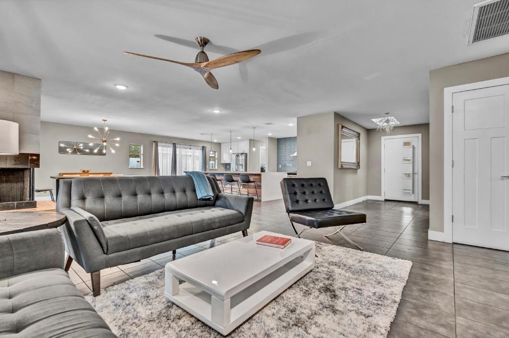 Quiet Contemporary Executive 4BD, 3BA Estate with Pool — Hotel in Phoenix (AZ)