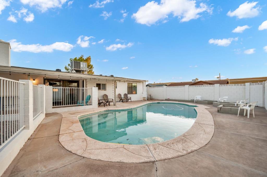 Quiet Contemporary Executive 4BD, 3BA Estate with Pool photo