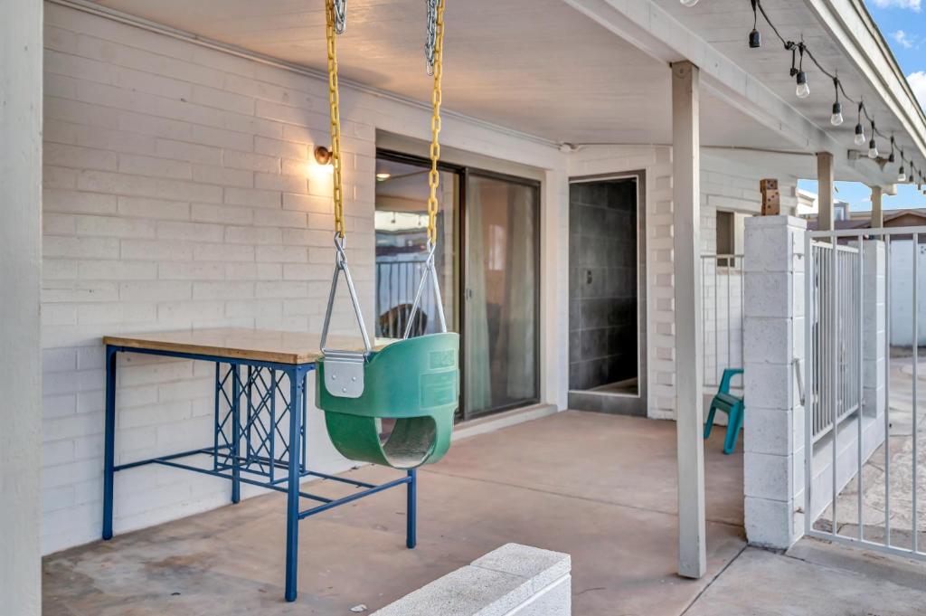 Quiet Contemporary Executive 4BD, 3BA Estate with Pool photo