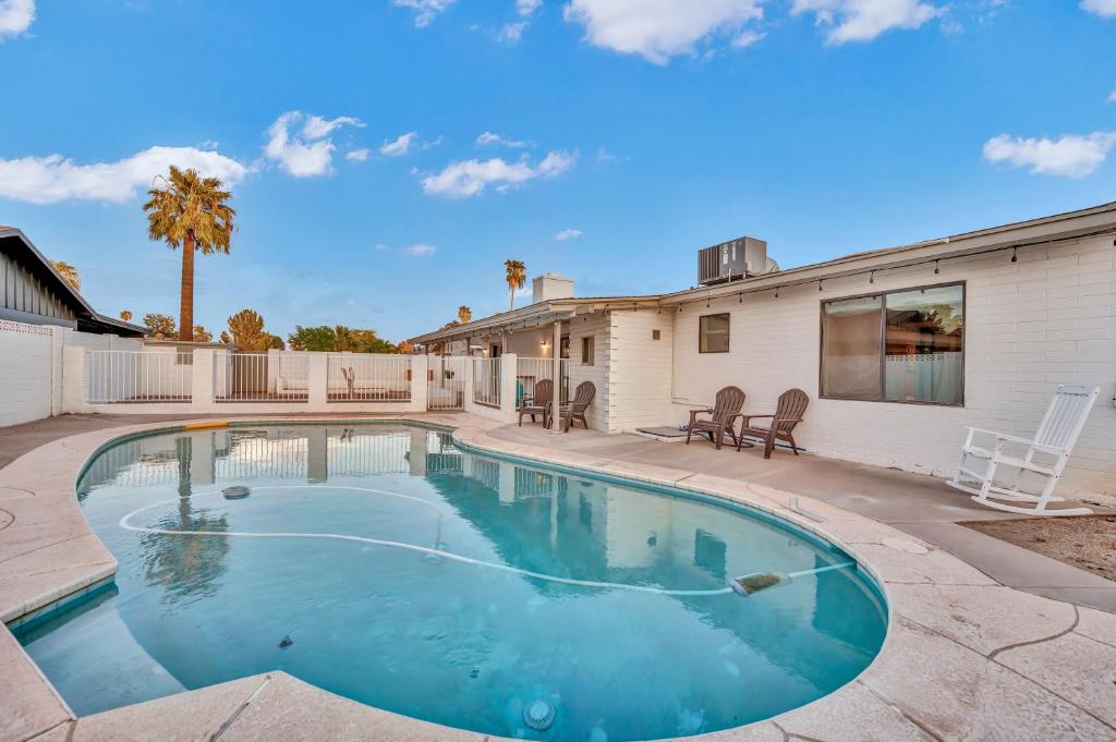 Quiet Contemporary Executive 4BD, 3BA Estate with Pool photo