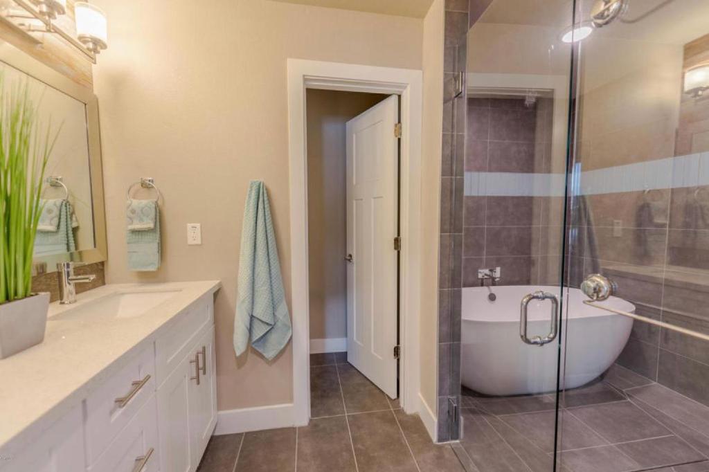 Quiet Contemporary Executive 4BD, 3BA Estate with Pool photo