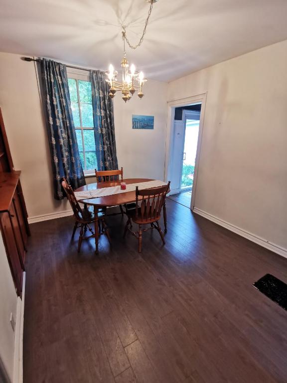 2 bedroom detached bungalow close to downtown