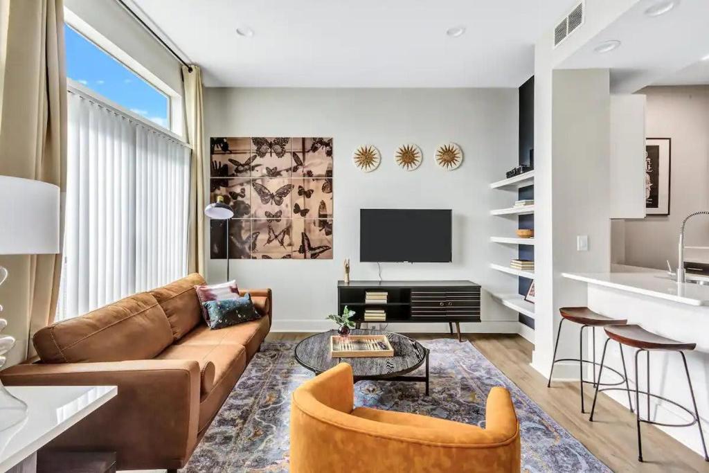 TWO Modern CozySuites with pool, parking #03 and 07