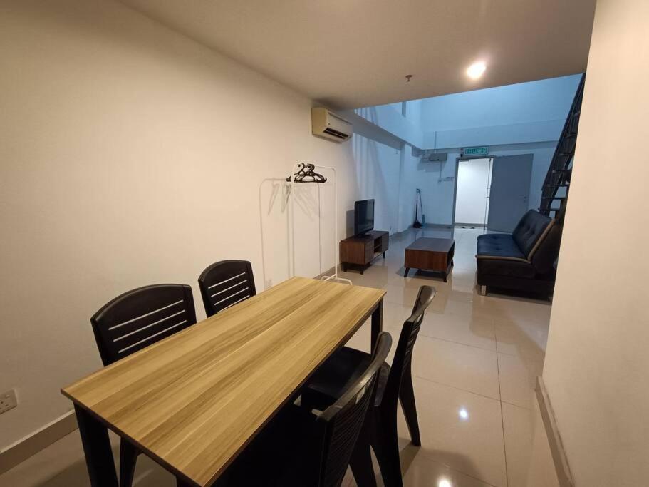 Double Storey PJ5 Soho Balcony Pool WIFI Netflix Field View photo