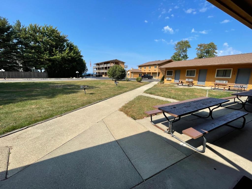 Lake Bluff Inn and Suites photo