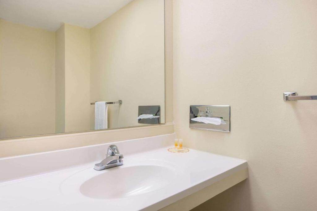 Haven Inn & Suites St Louis Hazelwood - Airport North photo