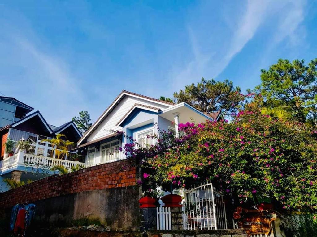 Hoa Dat Guesthouse — Hotel in Dalat