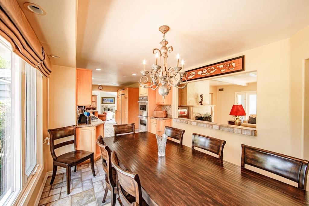 Gorgeous 5 Bedroom House With Pool And Jacuzzi