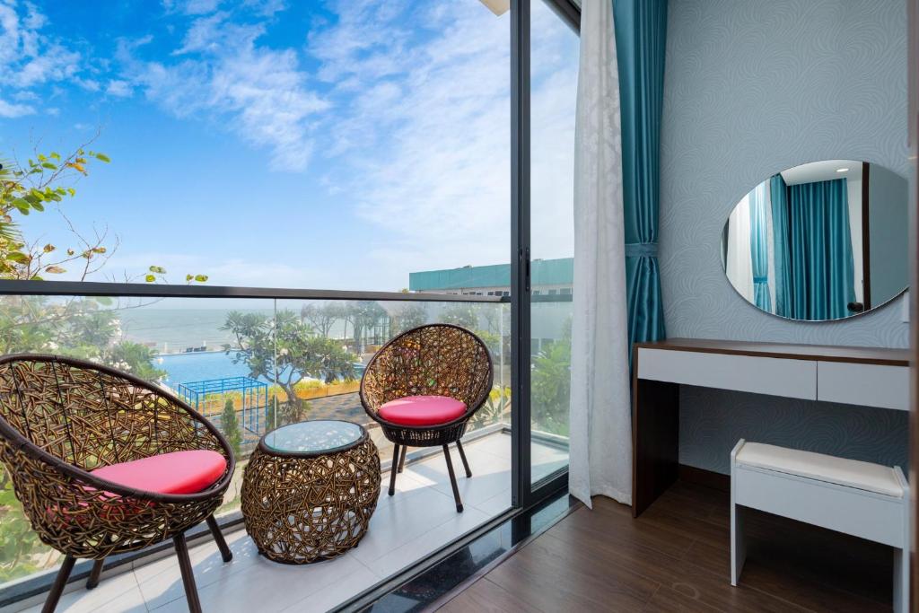 Palm Villa 35 (Luxury Seaview Pool Villa with Karaoke Room Inside Resort near The Beach and The Park