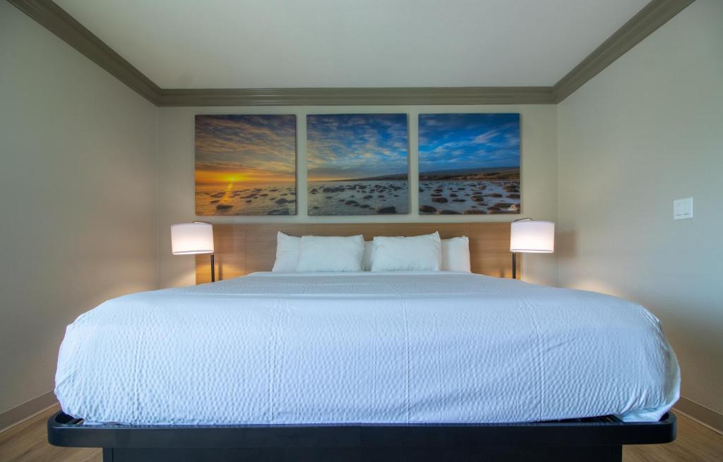 Days Inn by Wyndham Carlsbad photo