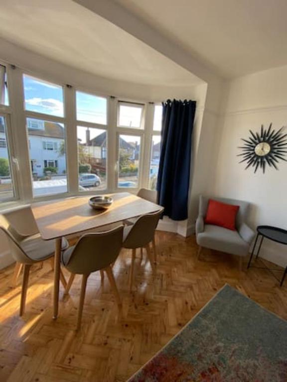 Entire 2 bed property, 1 road back from the sea, Goring by Sea