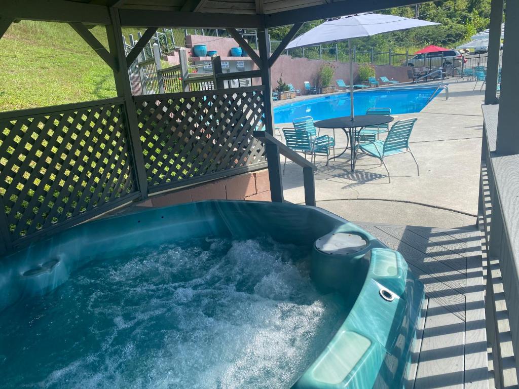 Hot tub, Country Town N' Suites in Gatlinburg (TN)