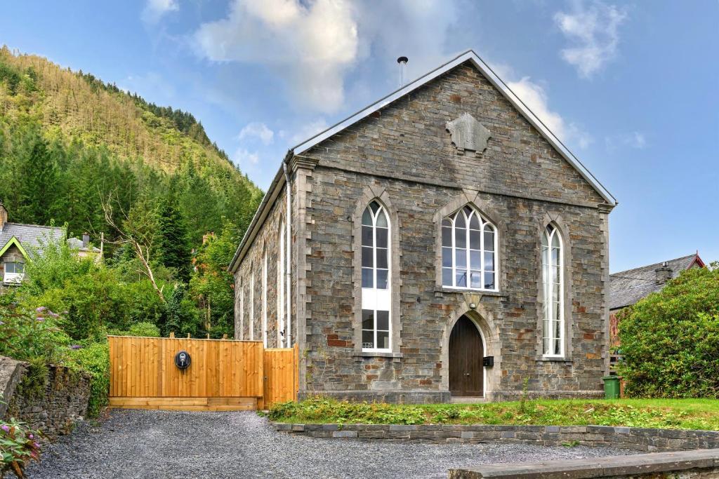 Finest Retreats - Luxury Converted Chapel with Hot Tub & Games Room